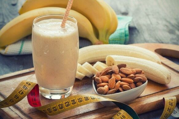 Smuses with bananas and almonds